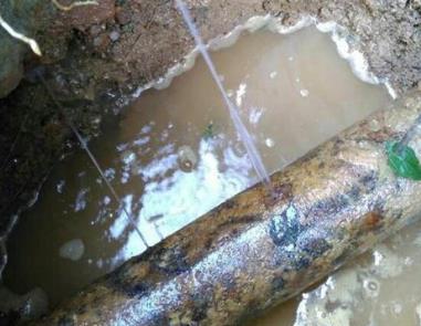 涞水楼顶渗水维修公司分享下地暖漏水的原因及检测方法。